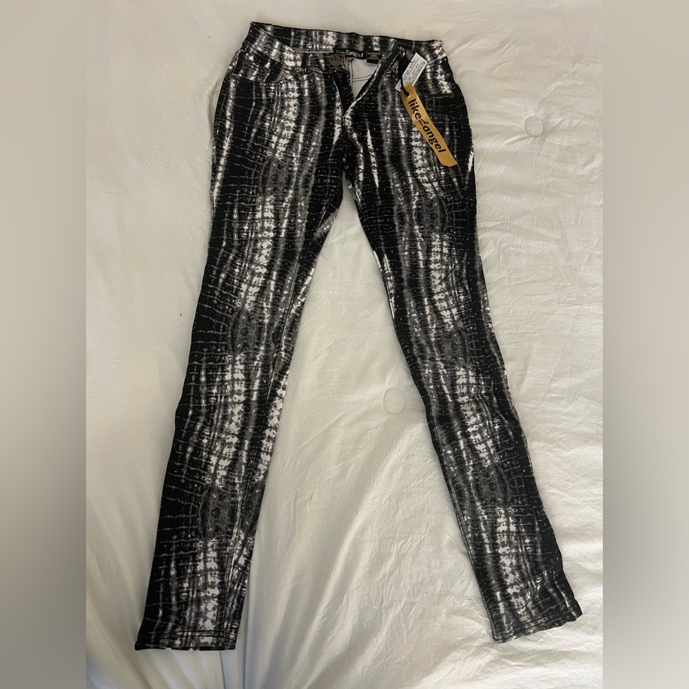 Chic Black and White Tie-Dye Leggings